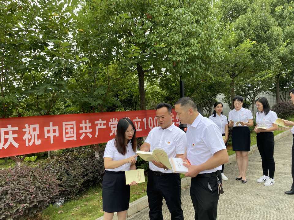 党員を組織して党史を学び思想を悟り党と歩む